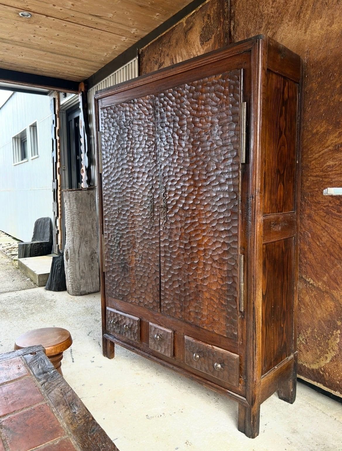 Armoire trois portes trois tiroirs 