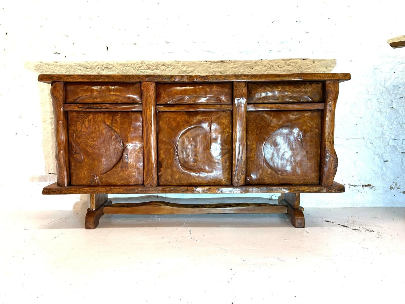 Buffet trois portes en chêne sculpté